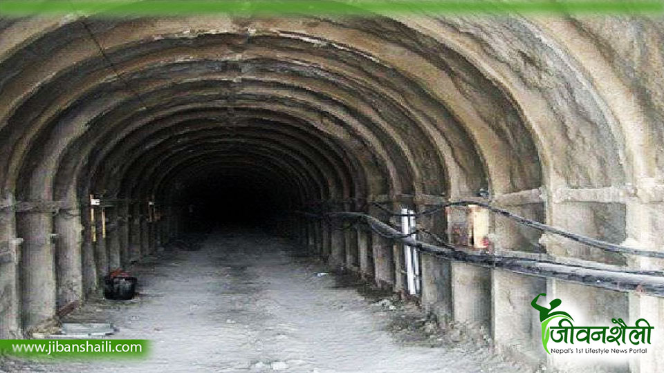 नौ दिनदेखि खानीमा फसेका श्रमिकलाई औषधि तथा खाना पुर्‍याउन सफल