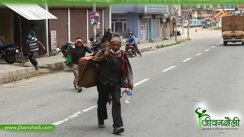 रोगभन्दा भोकको डर बढी, महामारीमै भारत फर्कँदै मजदूर