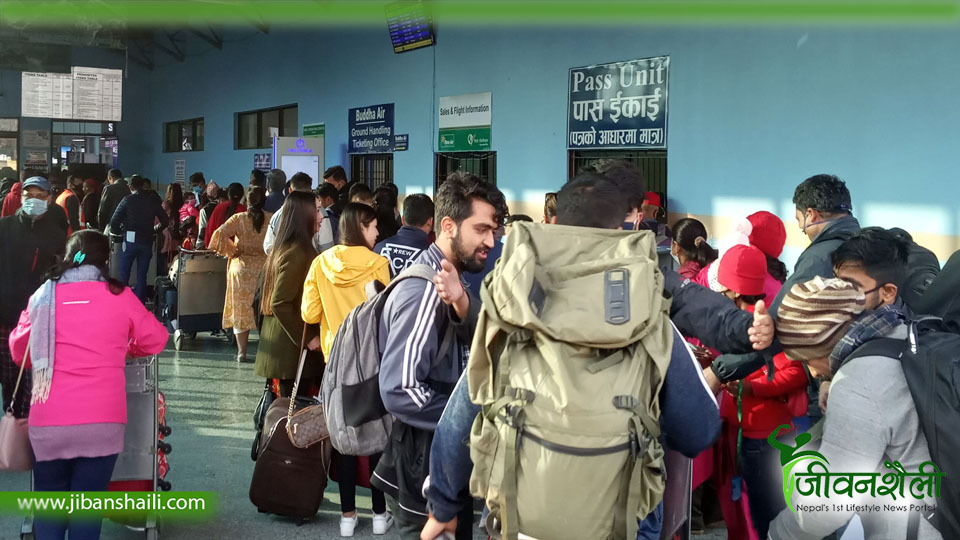 कोरोना कहरले रोजगारी छाडेर घर फर्किँदै सुदूरपश्चिमेली