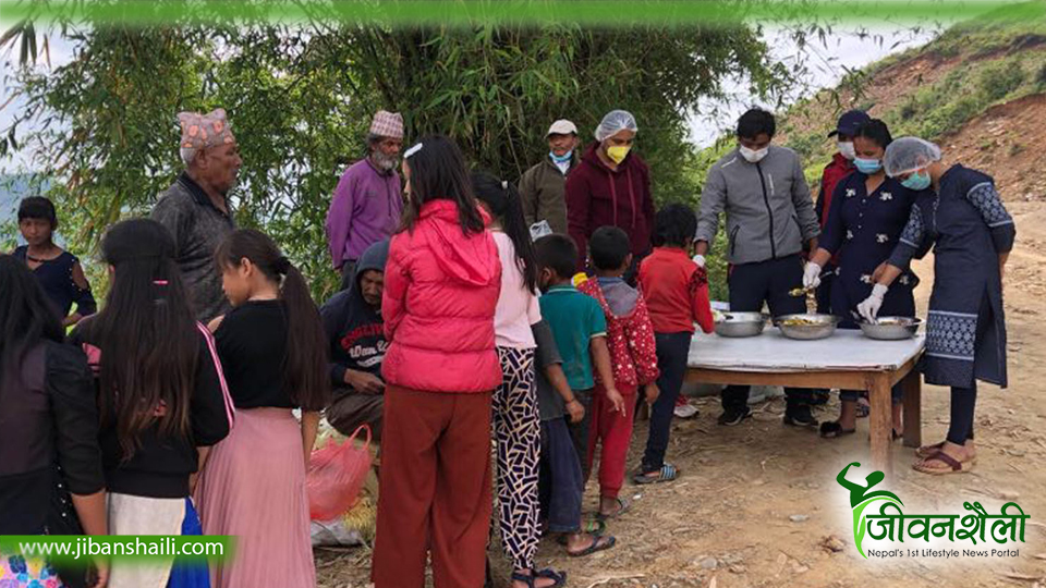 निःशुल्क खाद्यान्न बाँड्दै, भोकै भए खबर गर्न आग्रह