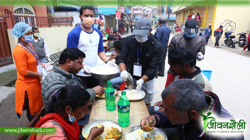दैनिक ज्याला मजदूरी गर्ने व्यक्तिलाई निःशुल्क खाना