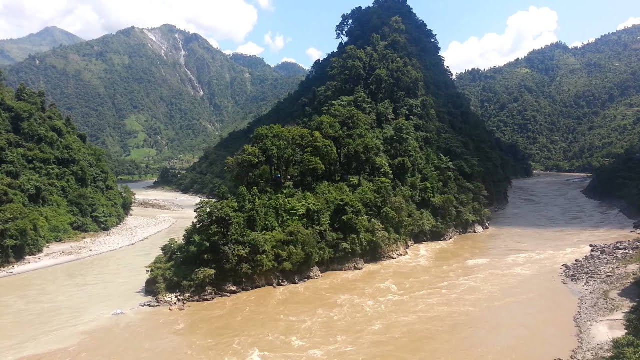 पेट्रोलियम पदार्थ बोकेको ट्यांकर त्रिशुलीमा खस्यो
