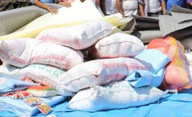मनाङका बाढीपीडितलाई राहत वितरण