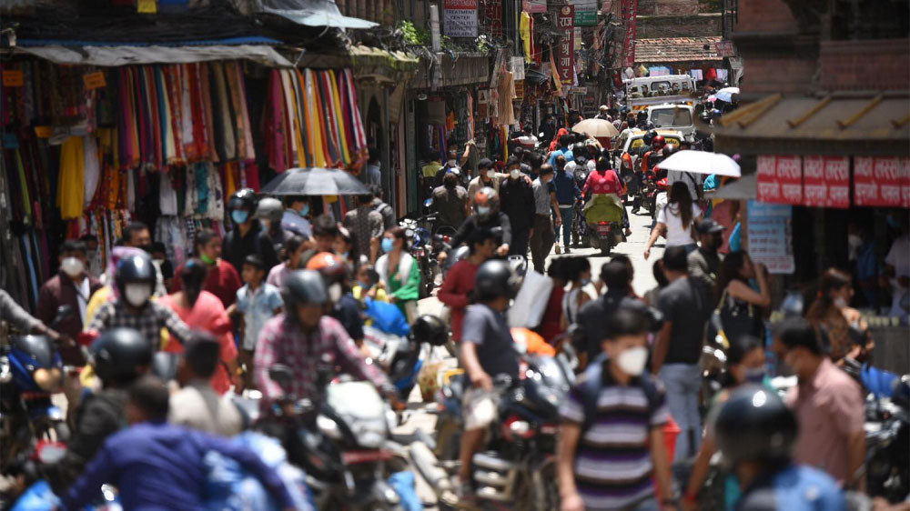 बजारमा दशैँ चहलपहल : व्यापारी भन्छन् – हिँड्ने बढे, किन्ने बढेनन्