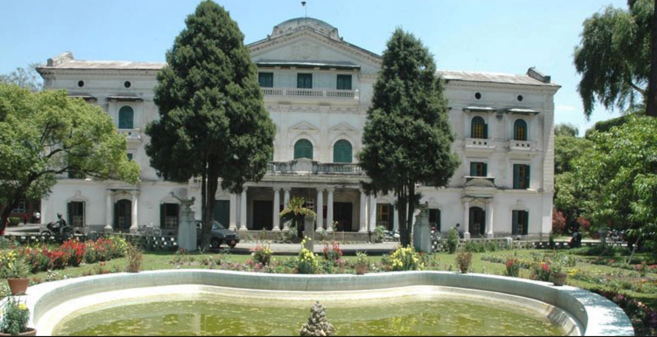 पुल्चोक क्याम्पसमा पर्खाल भत्काएर फलामेबार