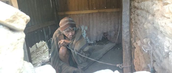 तीन दशकदेखि साङ्लोले बाँधेर बन्धक