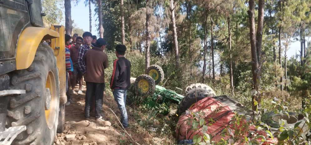 ट्रयाक्टर दुर्घटनाः सहचालकको मृत्यु, चालक गम्भीर घाइते
