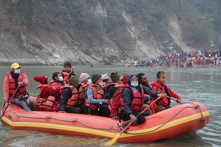 तीन लाख भक्तजनले देवघाटमा स्नान गरे