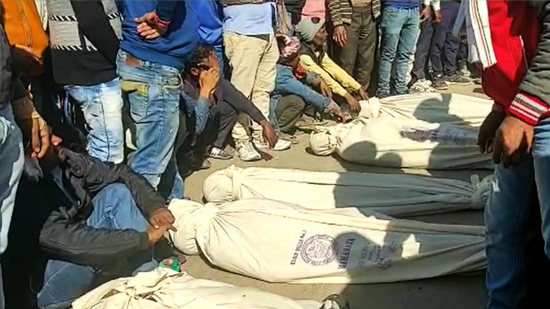भारतमा १२ मृत शरीर सडकमा राखेर आफन्तद्वारा प्रदर्शन