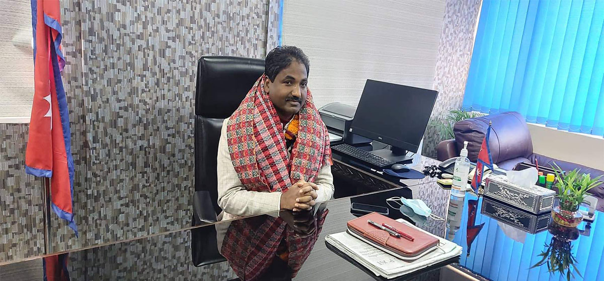 मन्त्री साह सवार गाडीले पैदलयात्रुलाई ठक्कर दिएर फरार