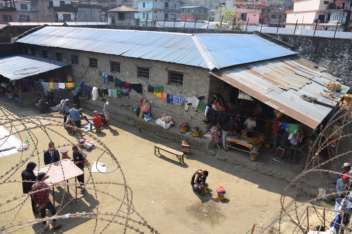 उडुस मार्दै रात काट्दै कैन्दीबन्दी
