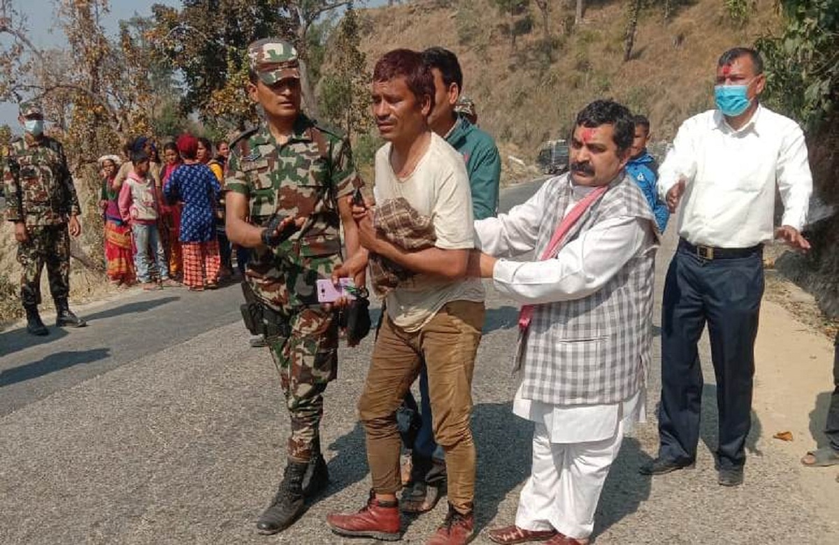 प्रदेश प्रमुख डा. झाद्वारा सडक दुर्घटनाका घाइतेको उद्धार