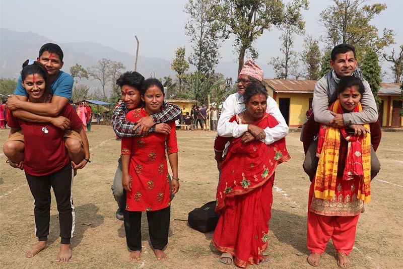 जब श्रीमतीले श्रीमान् बोकेर दौडिए…