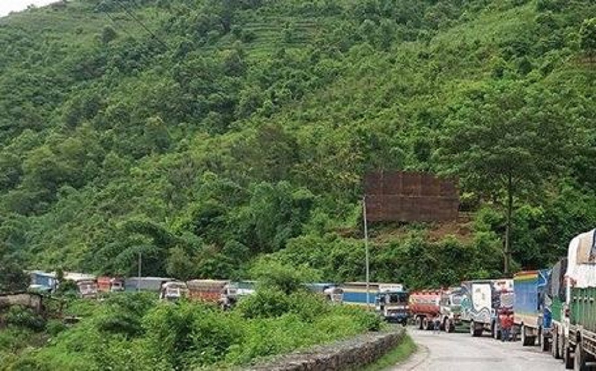 हावाहुरीले रुख ढल्दा पृथ्वीराजमार्ग अवरुद्ध