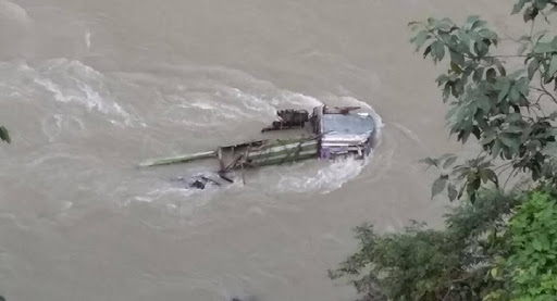 त्रिशुलीमा ट्रक खस्यो, चालक बेपत्ता