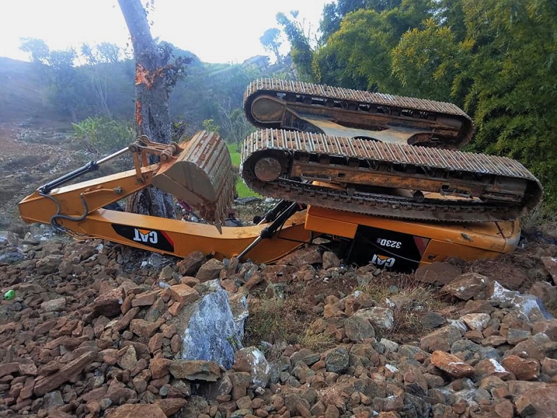 सामूहिक लगानीमा खरिद गरिएको डोजर संरक्षण अभावमा कवाडी बन्यो