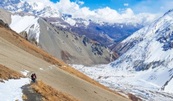 मनाङमा कोरोना सङ्क्रमितको उपचारमा समस्या