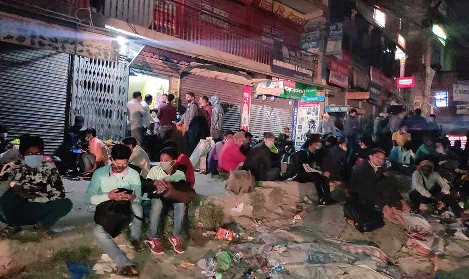 गाउँ फर्किन हिँडेकाहरूको कलंकीमै बिचल्ली