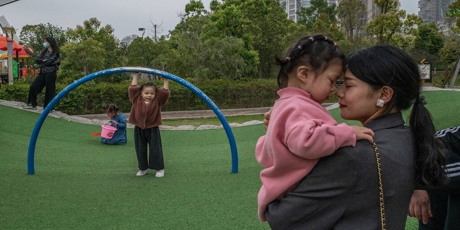 चीनका दम्पतीलाई अब तीन सन्तान जन्माउन अनुमति