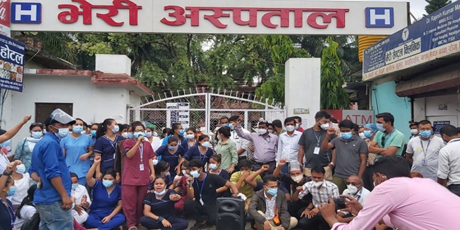 चिकित्सक र नर्समाथि हातपात गर्ने तीन जनाविरुद्ध ज्यान मार्ने उद्योगमा मुद्दा दर्ता