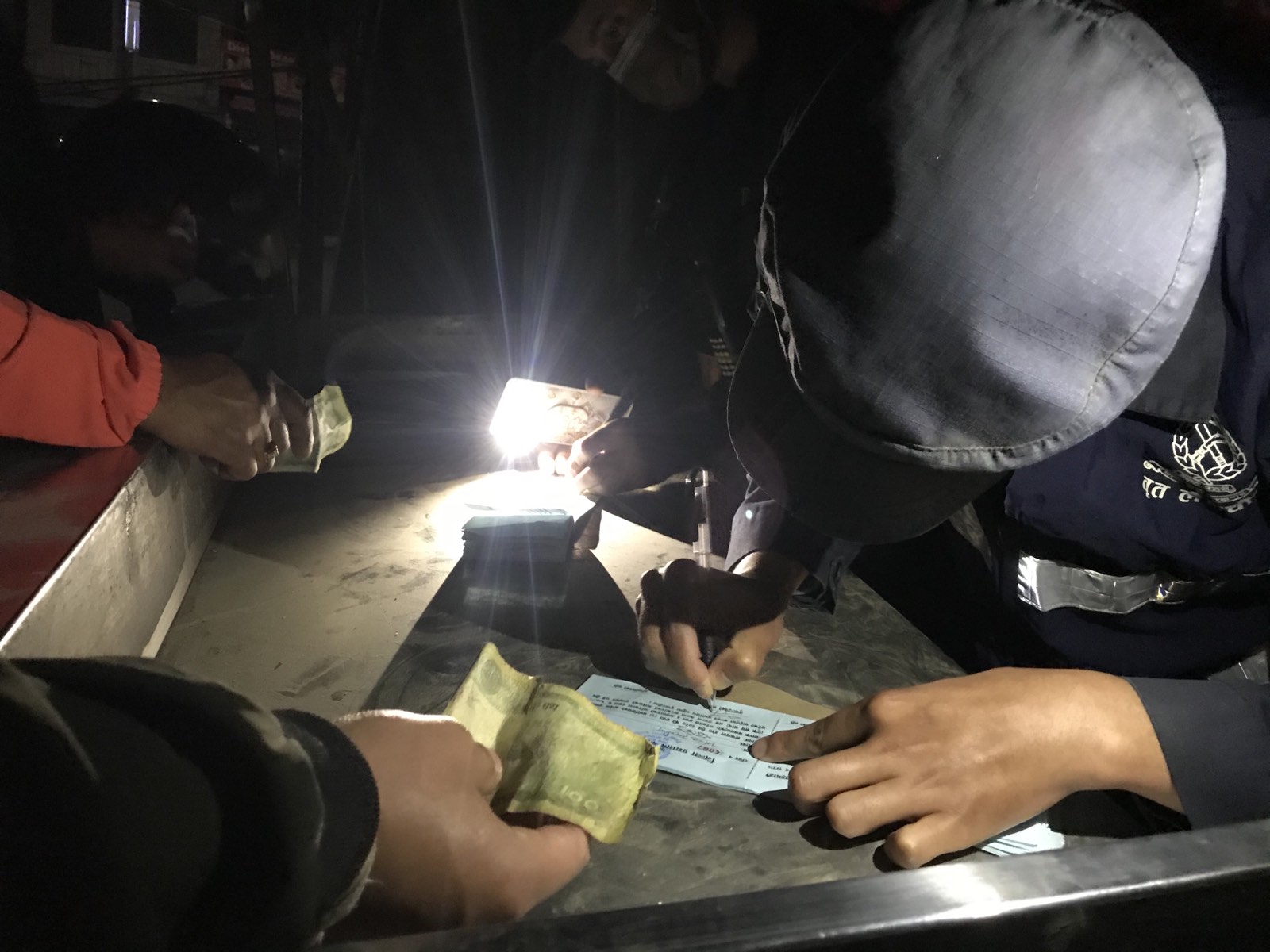 निषेधाज्ञा उल्लङ्घन गर्ने लाई एक सय जरिवाना