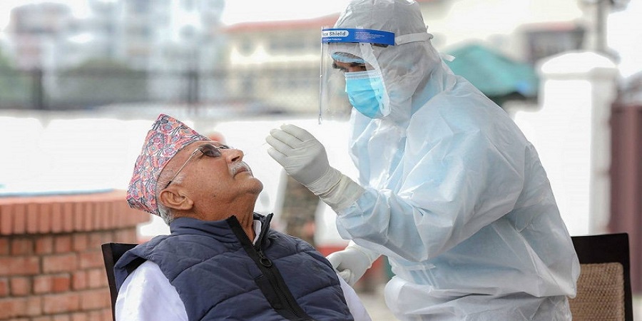 प्रधानमन्त्री ओलीको कोरोना परीक्षणका लागि स्वाब संकलन