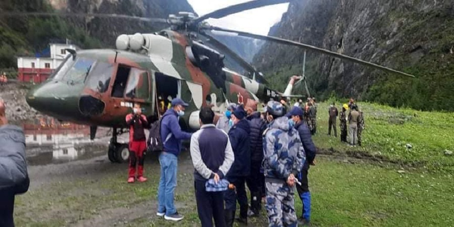मनाङमा बाढीपहिरोमा फसेका ३५ जनाको हेलिकप्टरद्वारा उद्धार