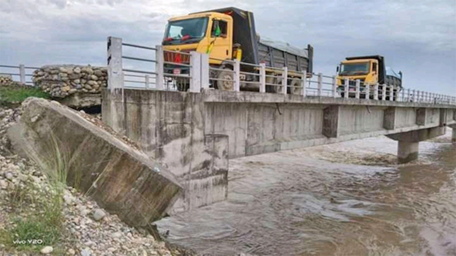 जीर्ण पुलका कारण आवतजावतमा समस्या