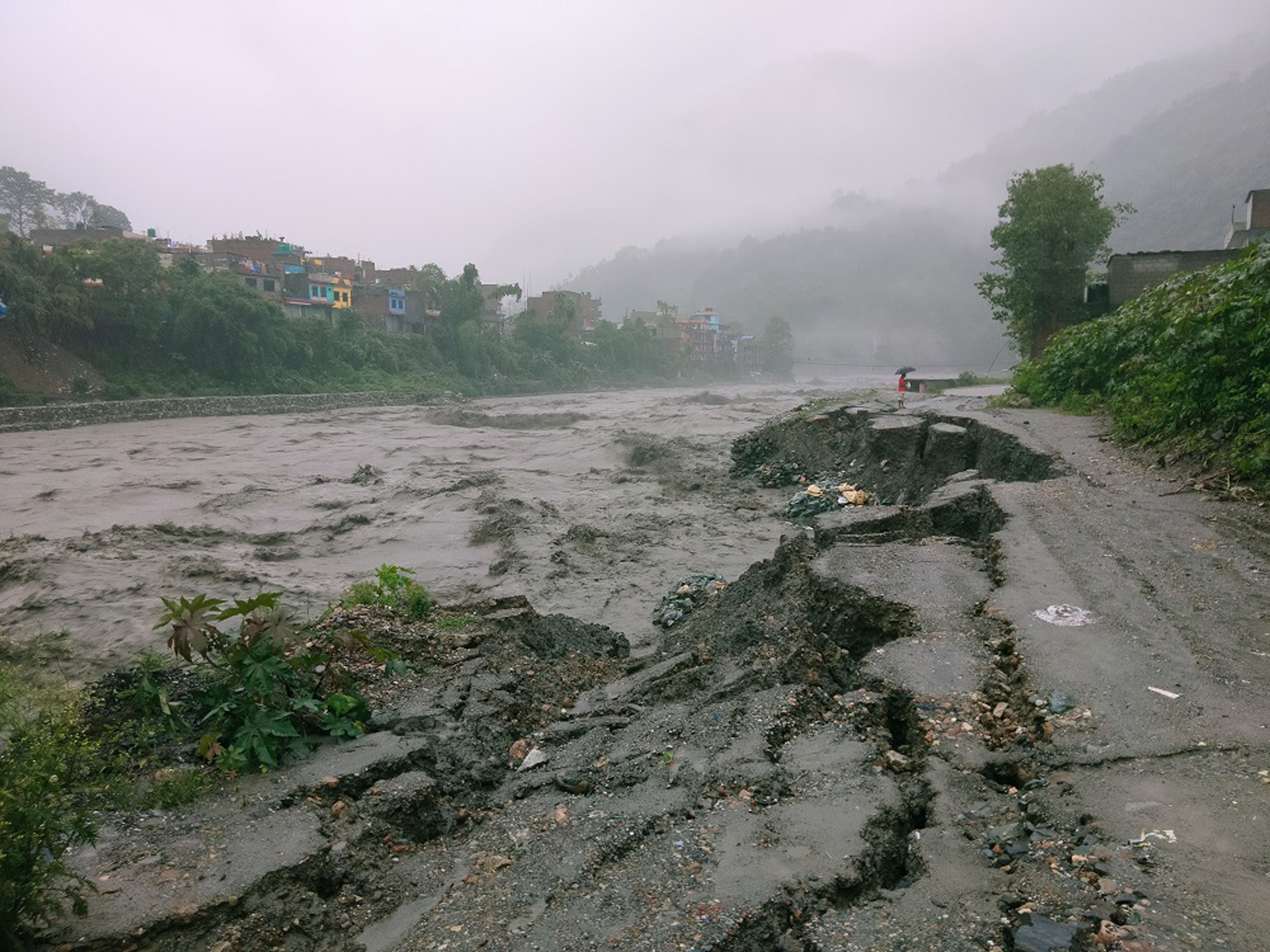 लीगण्डकीले तटबन्ध बगाएपछि बेनीमा कटान