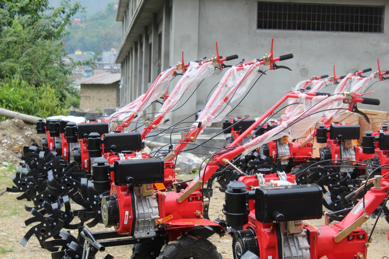 किसानलाई हाते ट्र्याक्टर वितरण