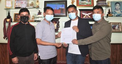 कोरोना खोप माग्दै रेष्टुरेण्ट व्यवसायीले बुझाए स्वास्थयमन्त्रीलाइ ज्ञापनपत्र