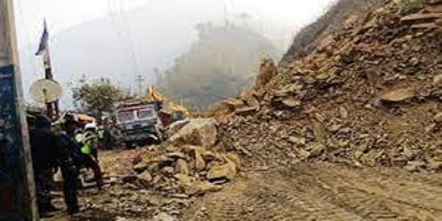 पहिरोले महाकाली राजमार्ग अवरुद्ध