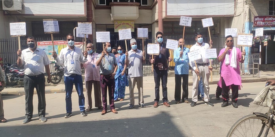 निषेधाज्ञामा पीडित उद्योगी व्यवसायीका लागि राहतको माग गर्दै प्रदर्शन