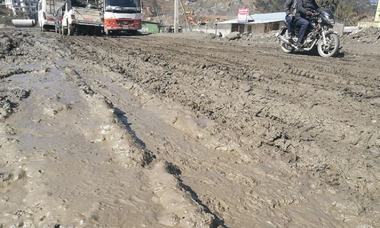 जोखिमपूर्ण बन्दै भीमदत्त राजमार्ग