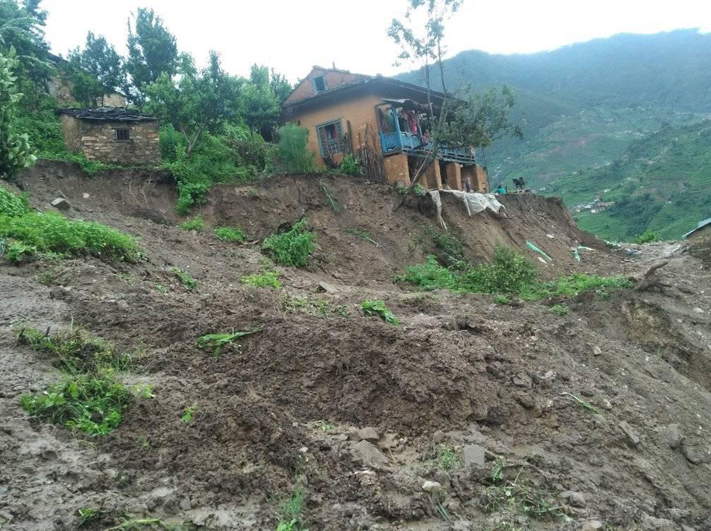 डोजरमार्फत सडक खनिँदा १५ घर विस्थापित
