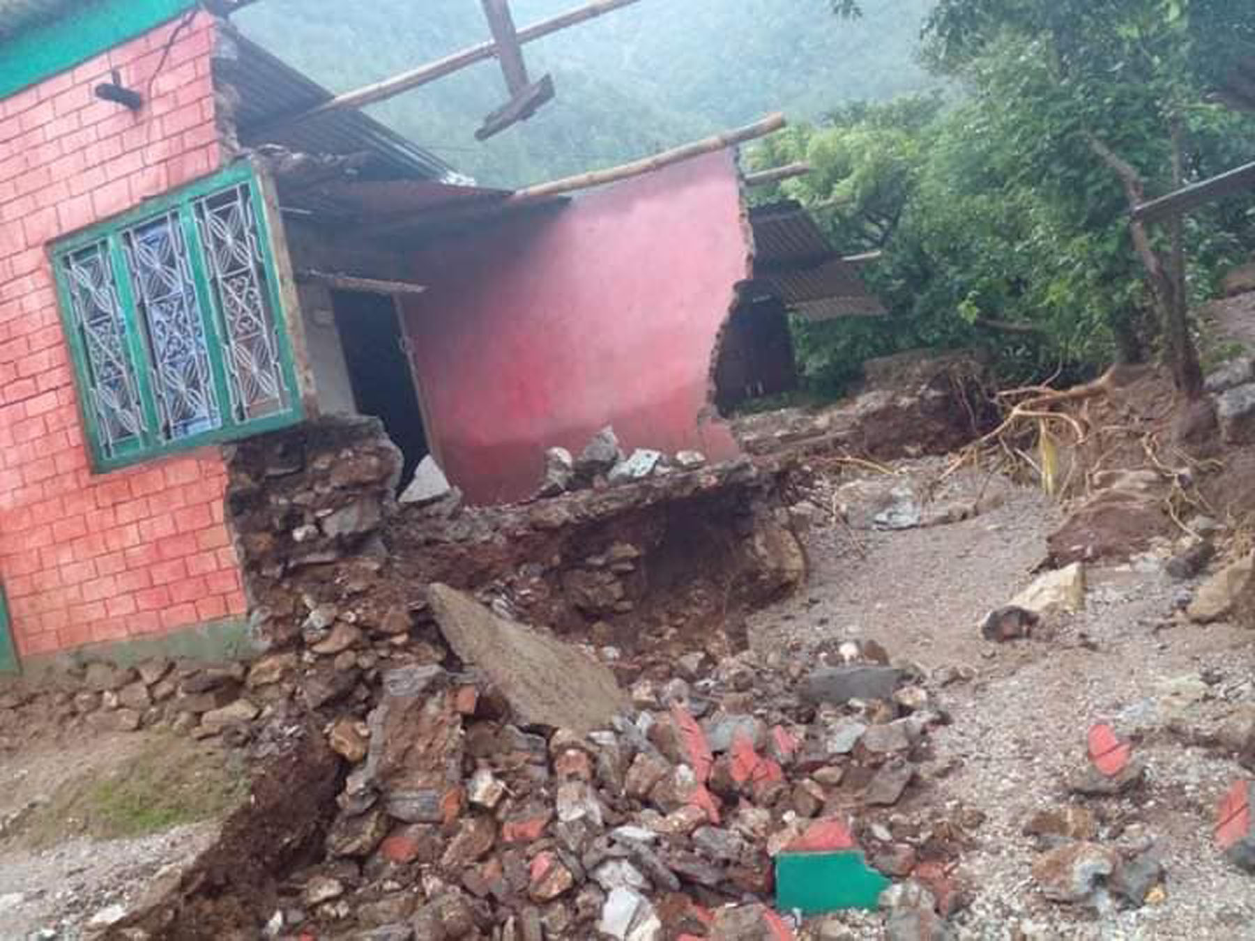 ८५ घर भत्किए