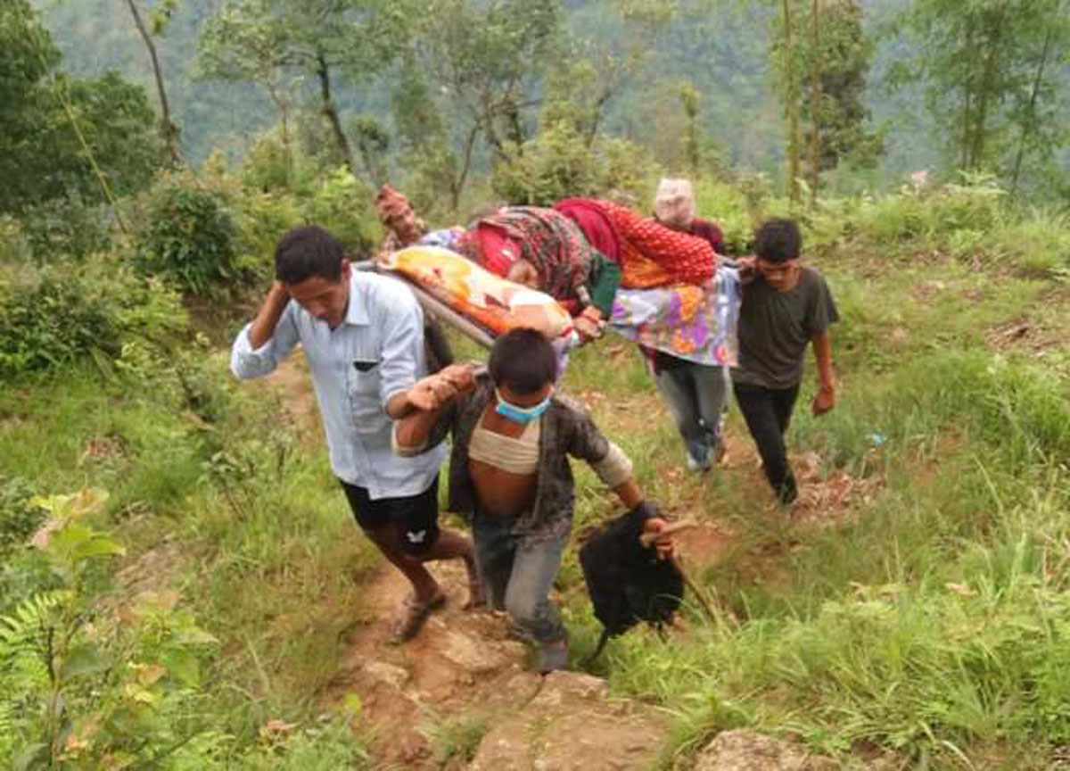स्टेचरबाट बिरामी लैजाँदै