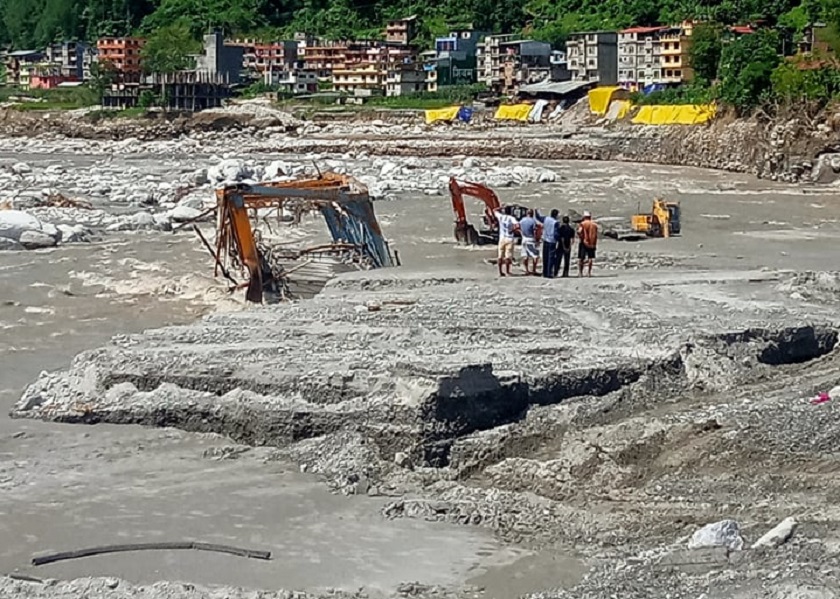 कष्टकर जीवन बिताउन बाध्य छन् बाढीपीडित