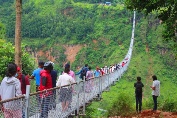 विज्ञापनका बोर्डले लामो पुल कुरुप बन्ने खतरा