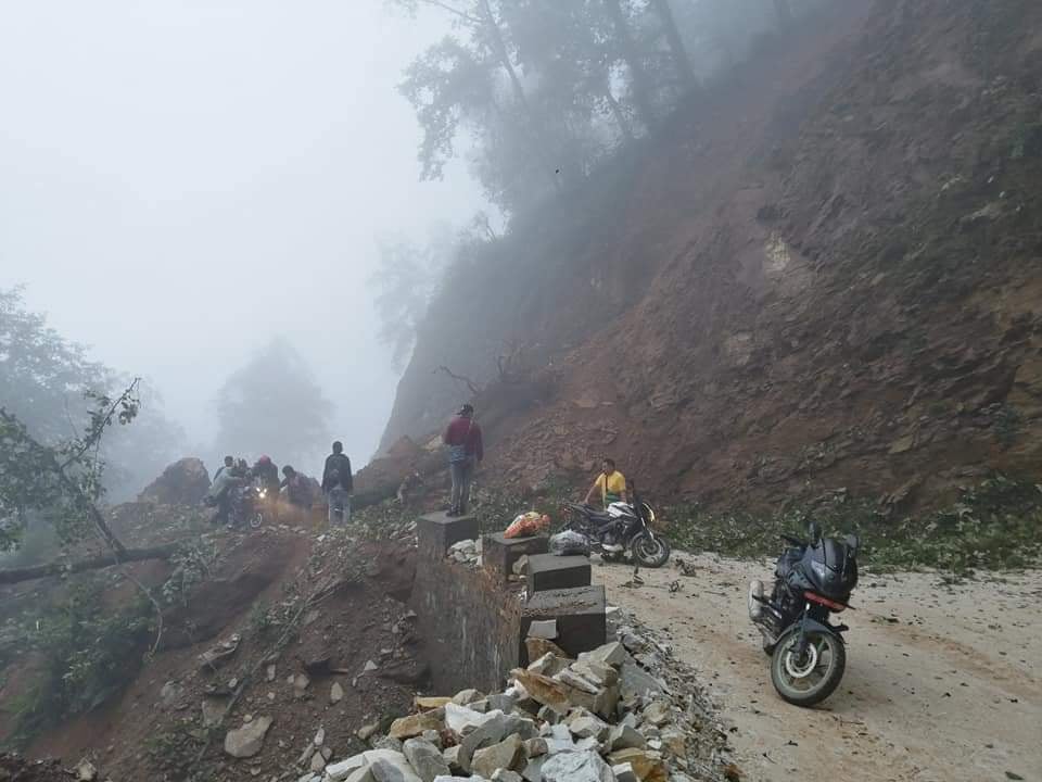 पहिरोका कारण बेनी–जोमसोम सडकखण्ड अवरुद्ध