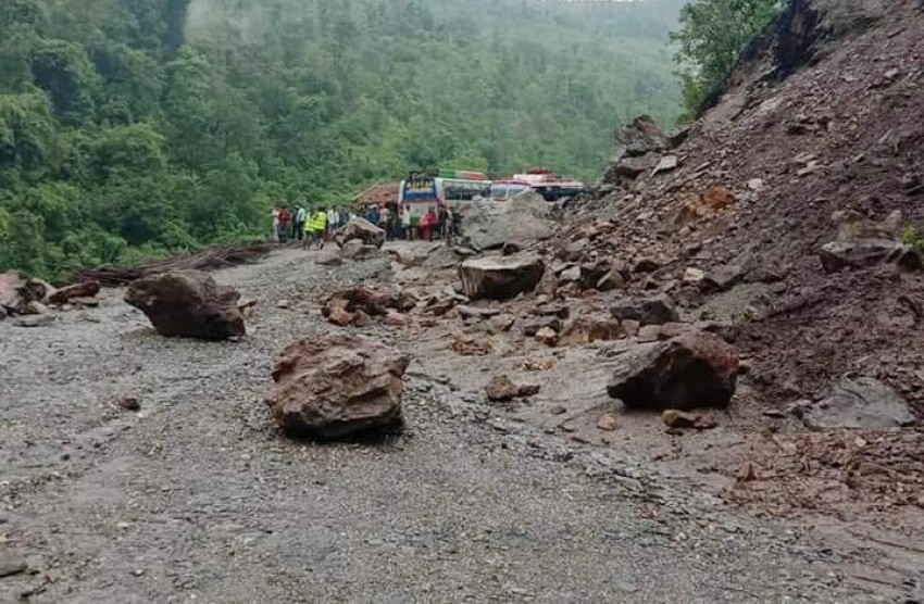 सडक सफा नगर्दा यातायातका साधन चल्न सकेनन्