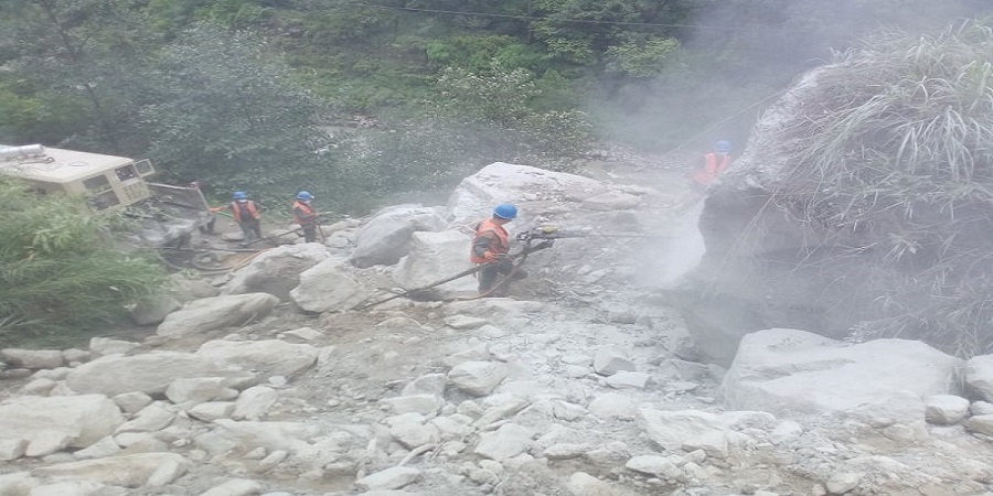 पहिरोको कारण रसुवागढी नाका जोड्ने सडक अवरुद्ध