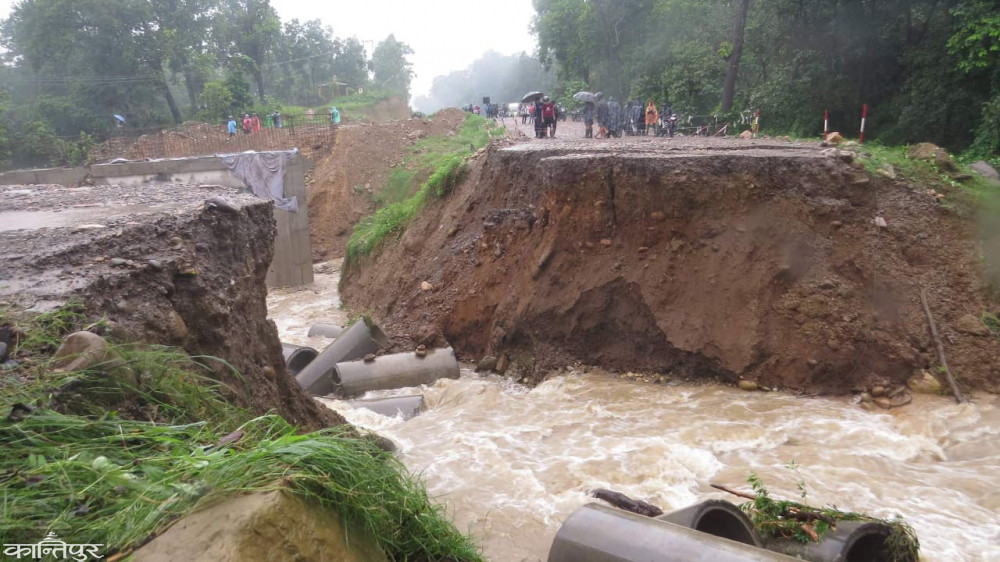 गैंडाकोटमा डाइभर्सन बगाउँदा राजमार्ग अवरुद्ध