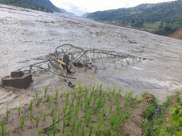 बाढीले मेलम्चीको अस्थायी पुलमा क्षति