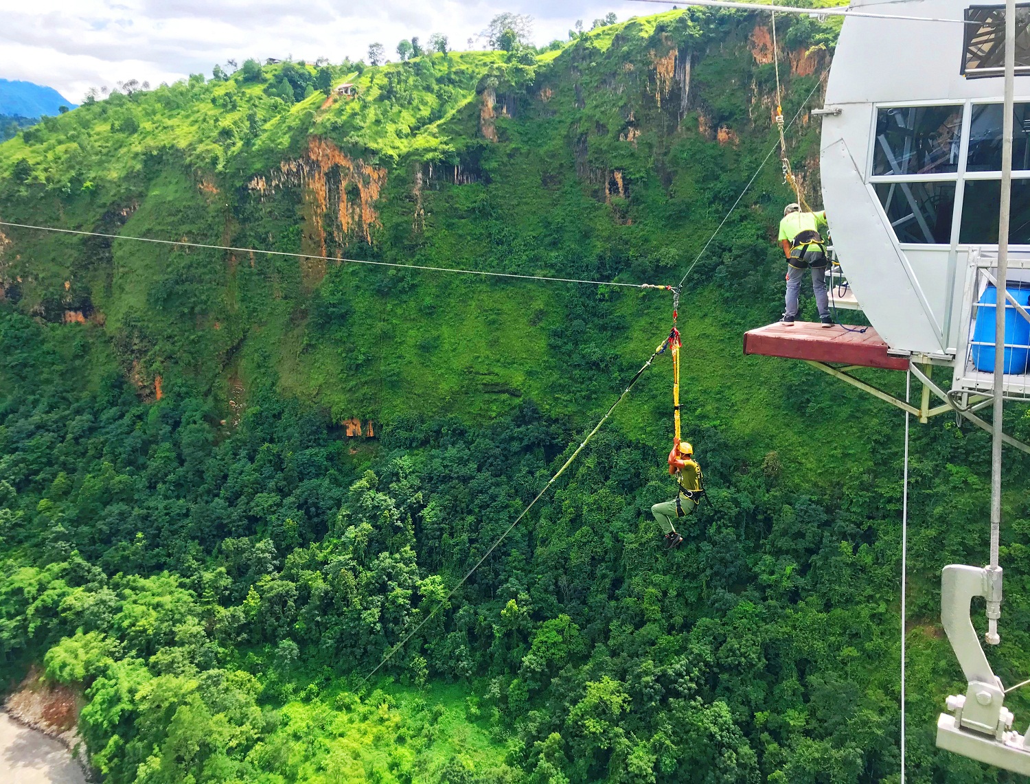 १३ करोड लगानीमा बन्दै गरेको पर्वत जिल्लामा विश्वकै दोस्रो लामो जिपलाइन दशैँसम्म सञ्चालन हुने
