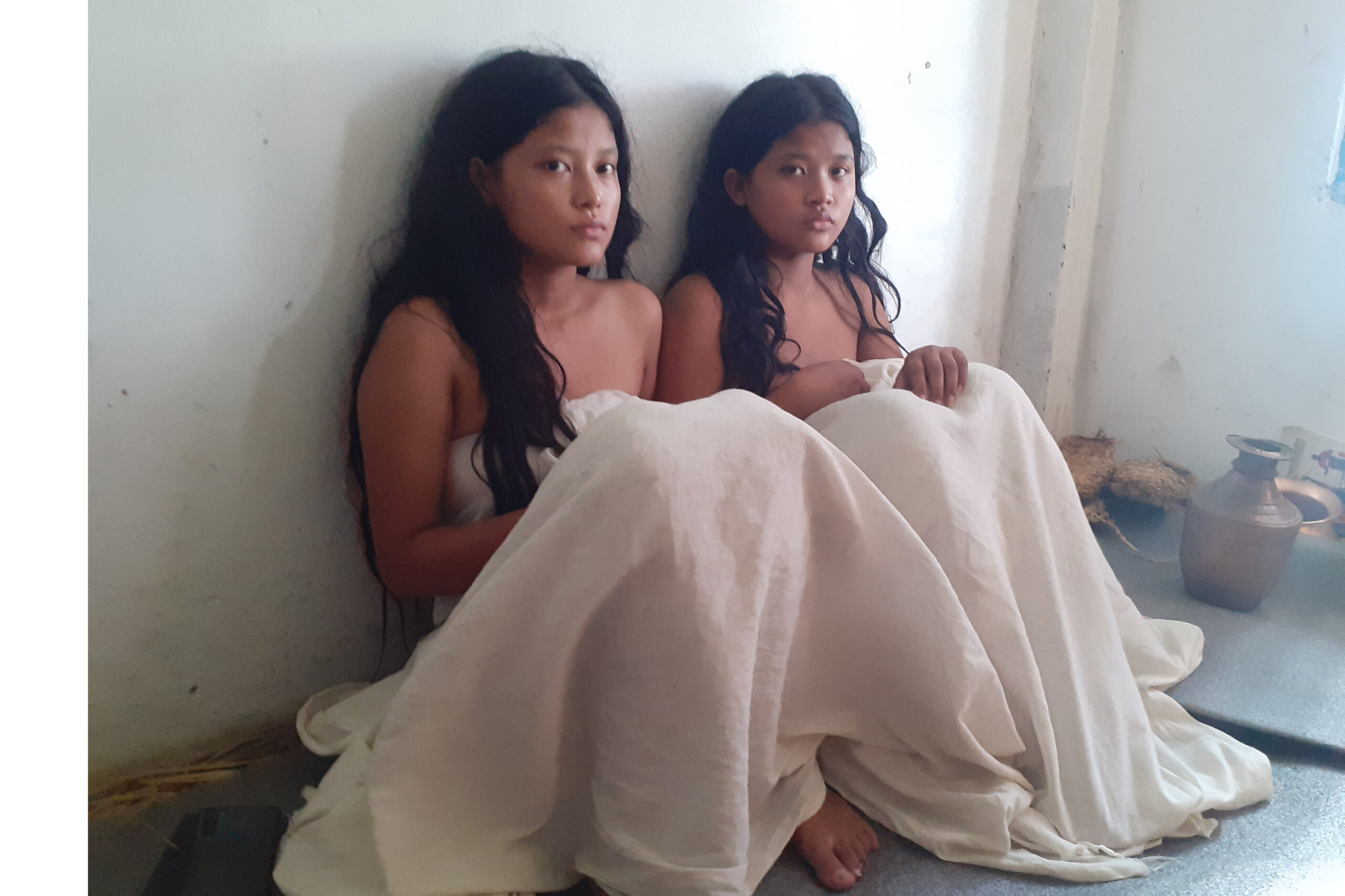 आमाको किरियामा बसेका दुई छोरी