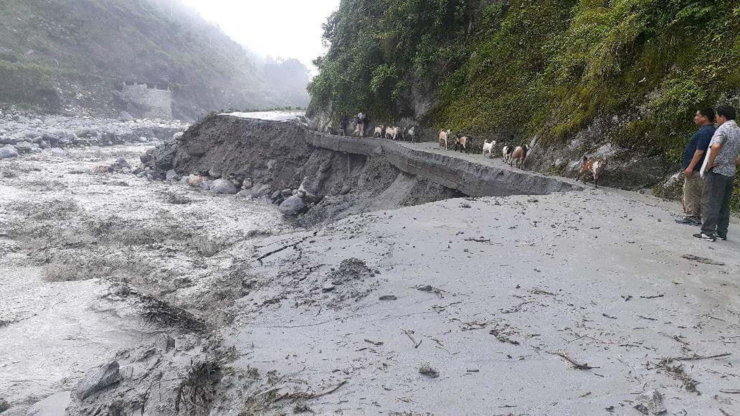 सदरमुकाम चैनपुर जोड्ने सुर्मा सडकखण्ड अवरुद्ध