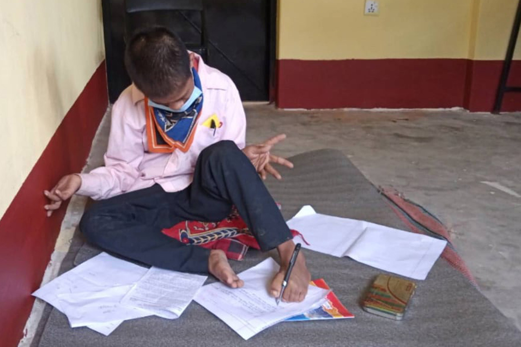 खुट्टाले लेखेर ११ कक्षाको परिक्षा दिँदै ‘याम’