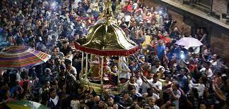 बिस्केट जात्रामा ढुङ्गा हानाहान