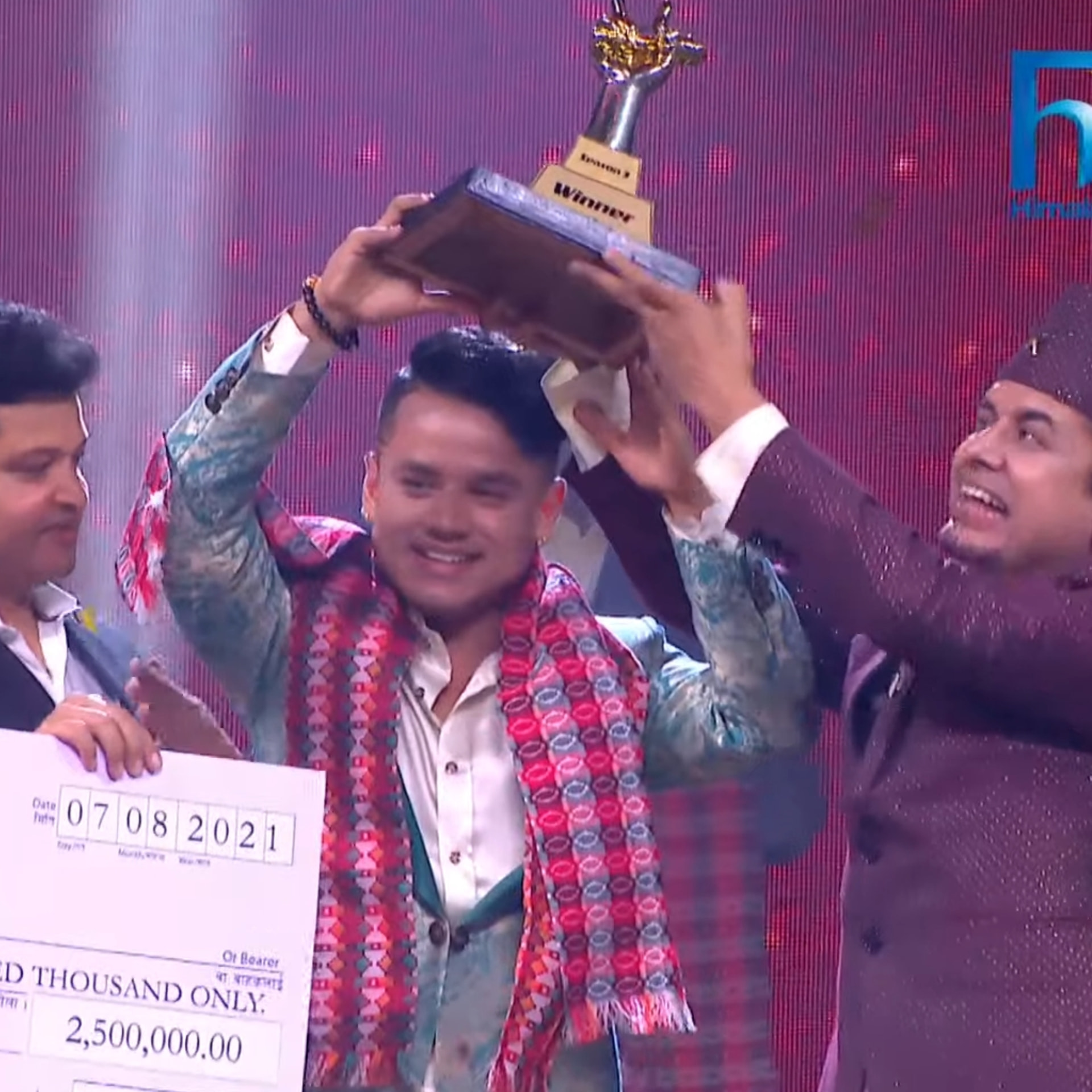 द भ्वाइस अफ नेपाल सिजन ३ को उपाधि किरण गजमेरलाई